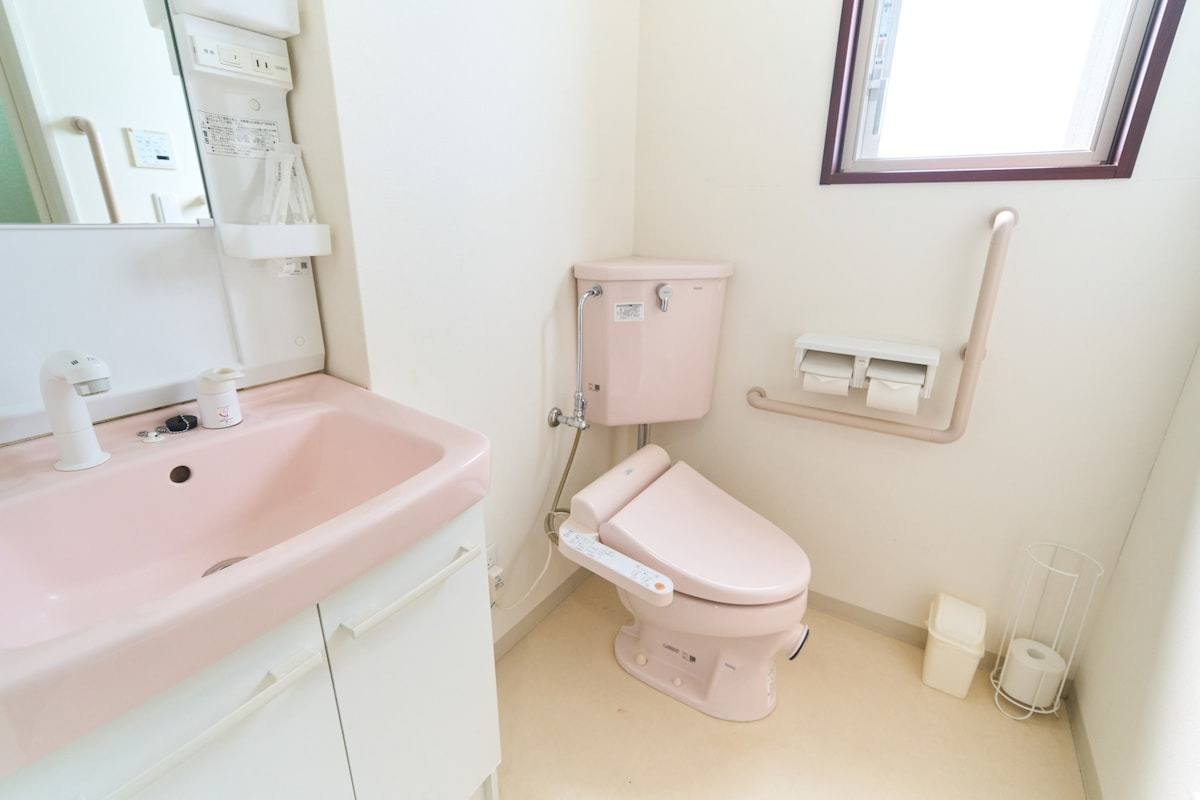 Washbasin and toilet
