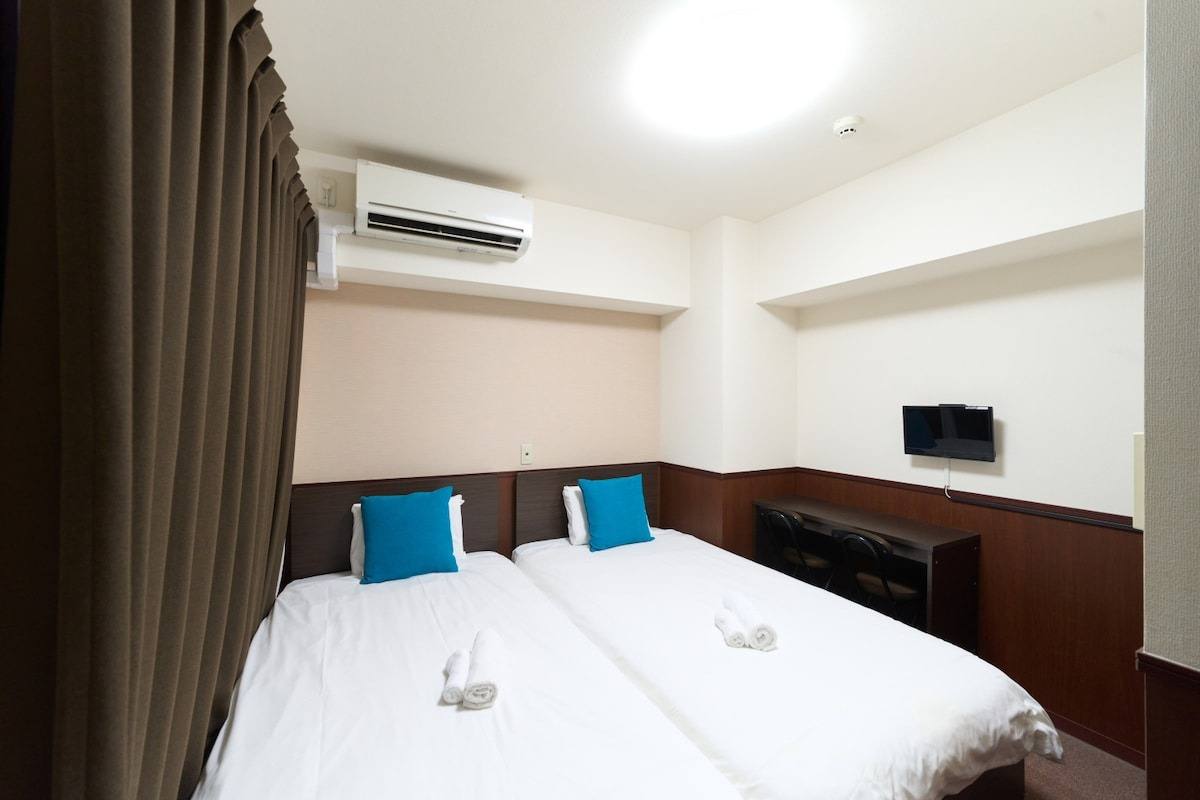 Corner Twin with two beds by the balcony
