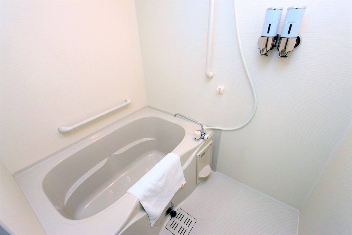 Bathtub in the Corner Twin