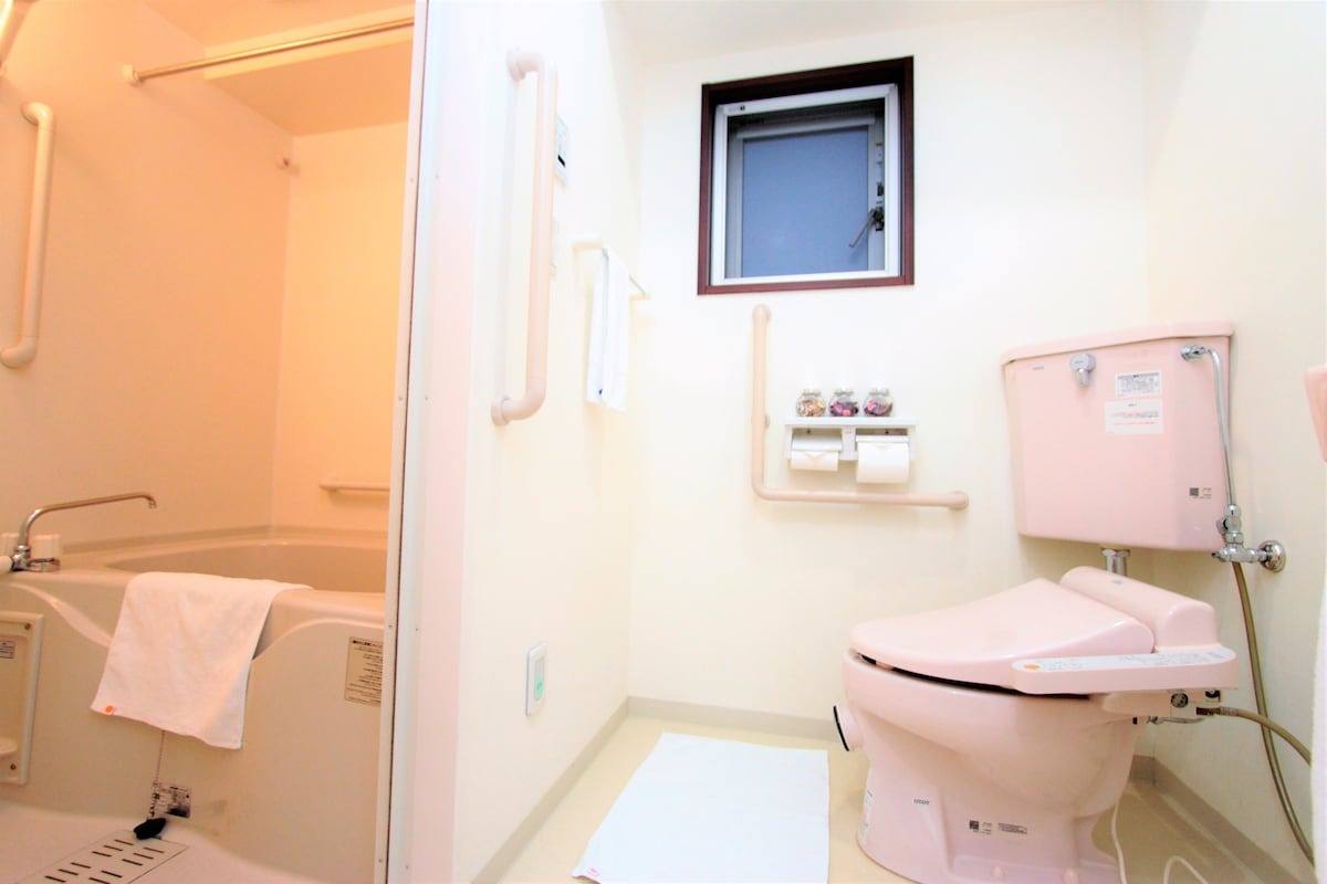 Bathroom with tub and toilet