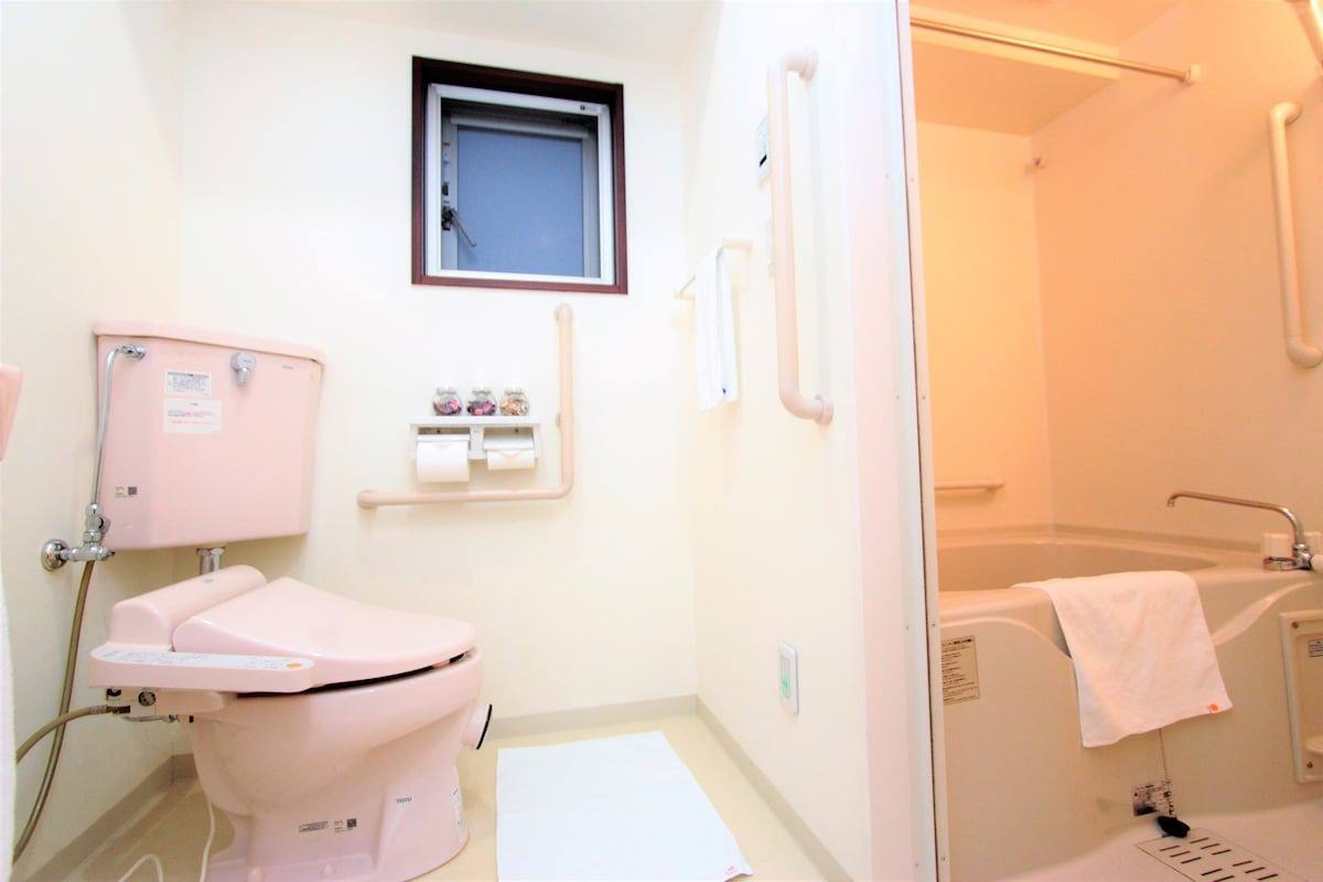 Washbasin and toilet in the Studio Twin